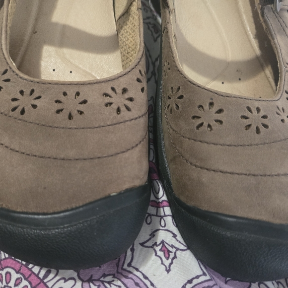 Keen Brown Mary Jane Flats - Picture 4 of 12